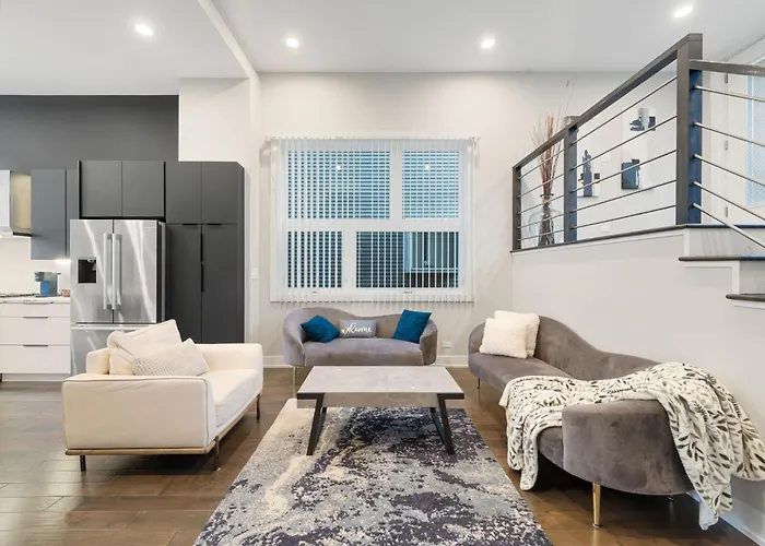 Magnificent New W/8 Beds & Free Parking Chicago