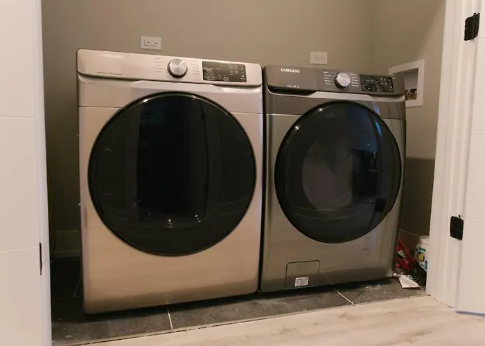 Magnificent New W/8 Beds & Free Parking Chicago