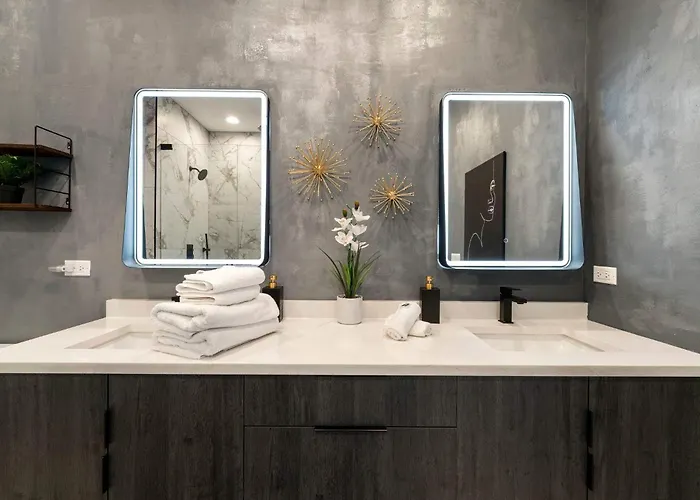 Magnificent New W/8 Beds & Free Parking * Chicago