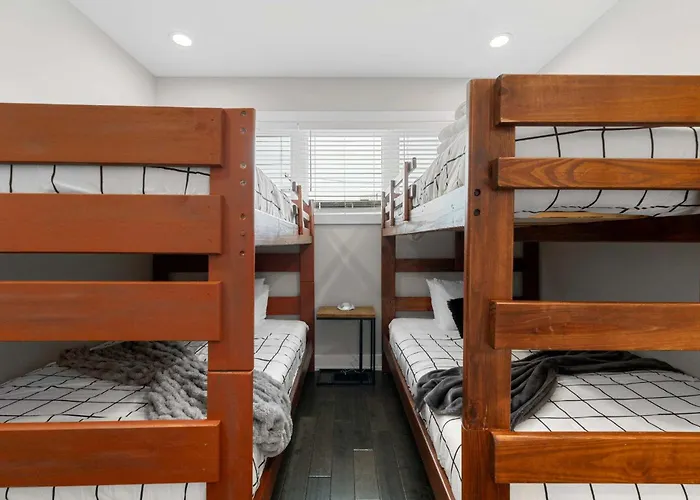 Magnificent New W/8 Beds & Free Parking *
