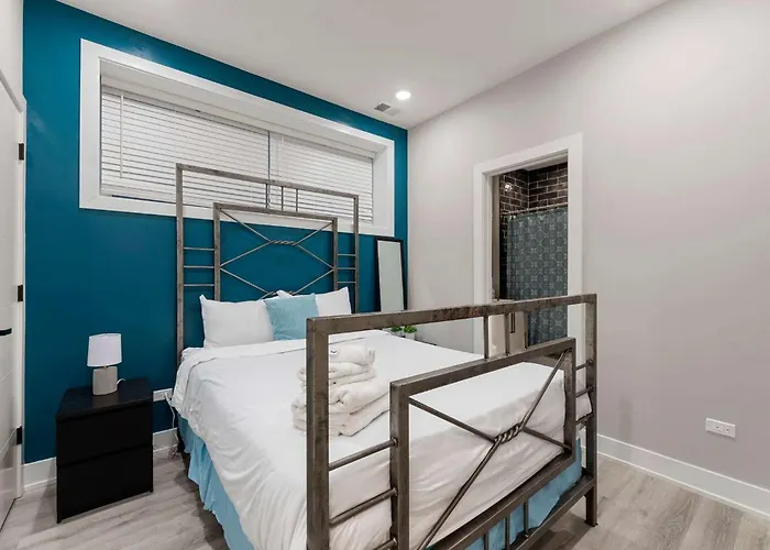 Magnificent New W/8 Beds & Free Parking Chicago