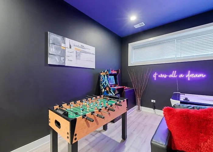 Magnificent New W/8 Beds & Free Parking Chicago